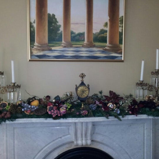 Снимок сделан в Tudor Place Historic House and Garden пользователем ShannonRenee M. 12/8/2012