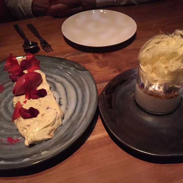 Foto diambil di Qbara Restaurant Lounge &amp; Bar oleh Mary G. pada 12/6/2015