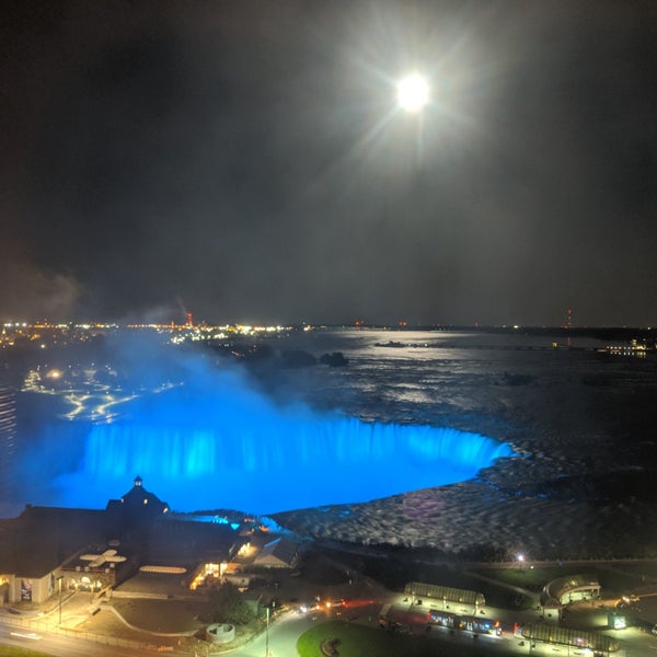 รูปภาพถ่ายที่ Niagara Falls Marriott Fallsview Hotel &amp; Spa โดย Eric S. เมื่อ 10/14/2019