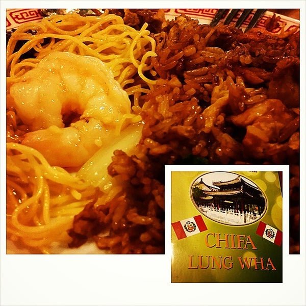 Das Foto wurde bei Chifa Du Kang Chinese Peruvian Restaurant von Fer A. am 10/18/2014 aufgenommen
