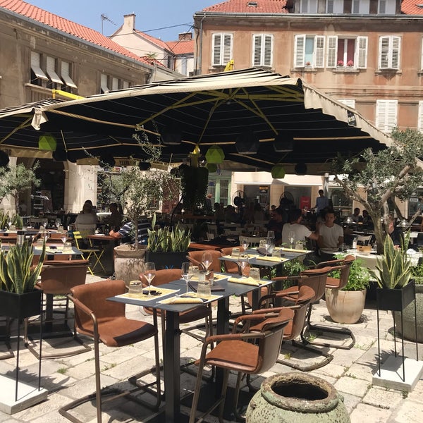 Goli i bosi restoran