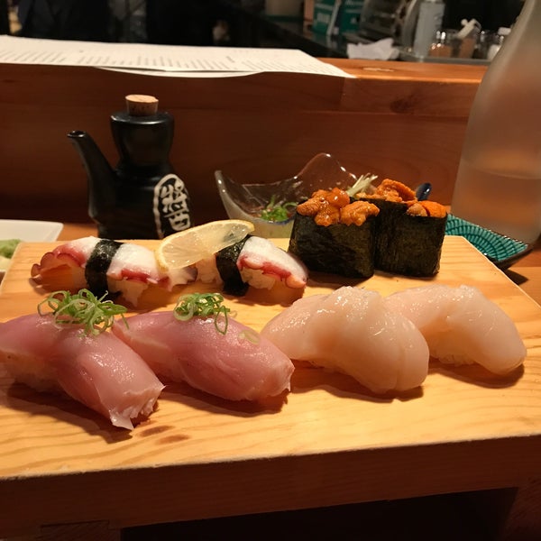 Photo prise au Zilla Sake (Sushi &amp; Sake) par Phillip K. le9/29/2017