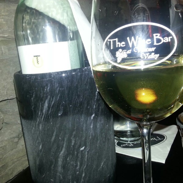 Foto scattata a The Wine Bar at Vintner Valley da Tracey W. il 4/12/2014