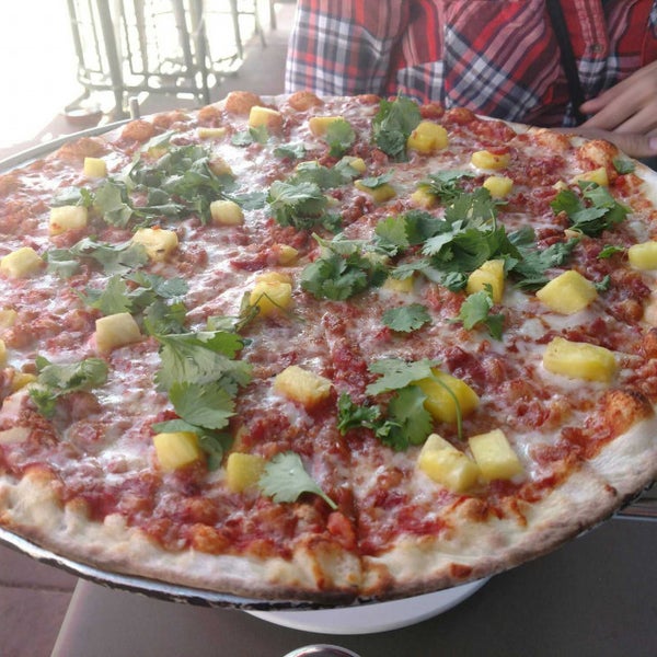 รูปภาพถ่ายที่ Proto&#39;s Pizza-Denver โดย Chad G. เมื่อ 10/7/2017