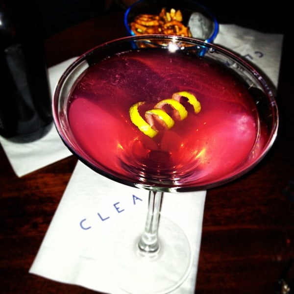รูปภาพถ่ายที่ CLEAR Bar &amp; Lounge โดย Julie F. เมื่อ 12/29/2012