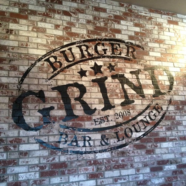 Foto tirada no(a) Grind Burger Bar &amp; Lounge por Julie F. em 8/19/2013