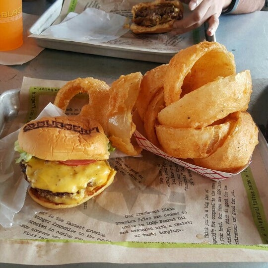3/19/2016 tarihinde Alex C. B.ziyaretçi tarafından BurgerFi'de çekilen fotoğraf