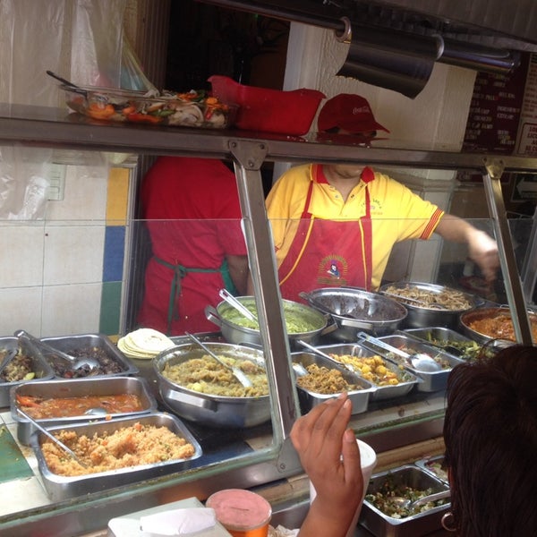 10/8/2013에 Nacho D.님이 Tacos sarita에서 찍은 사진