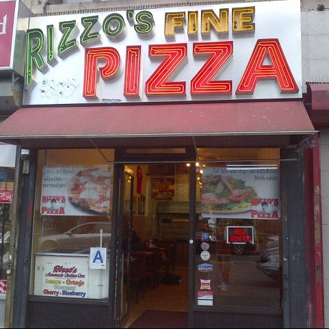 Снимок сделан в Rizzo&#39;s Fine Pizza пользователем Philip L. 9/26/2013