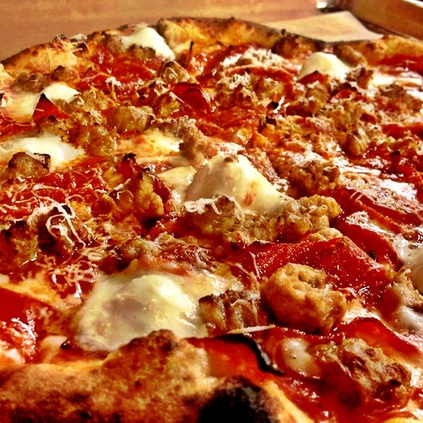 Foto tirada no(a) DeSano Pizza Bakery por Taylor C. em 7/15/2013