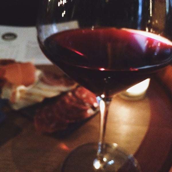 11/5/2014 tarihinde Anne W.ziyaretçi tarafından The Tasting Table Wine Shop'de çekilen fotoğraf