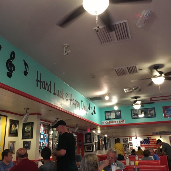 Снимок сделан в Mel&#39;s Hard Luck Diner пользователем Chris W. 6/15/2018