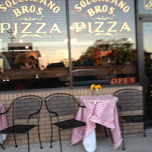 Das Foto wurde bei Solorzano Bros. Pizza von Amber D. am 3/5/2013 aufgenommen