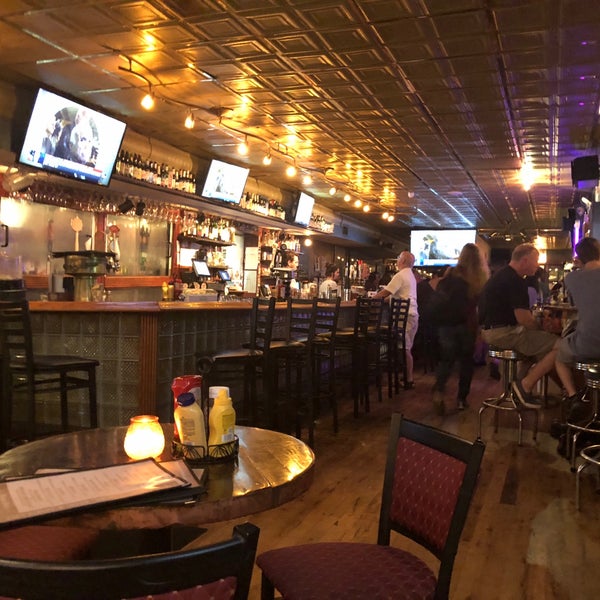 Foto diambil di Fireside Restaurant &amp; Lounge oleh Glen S. pada 8/26/2018