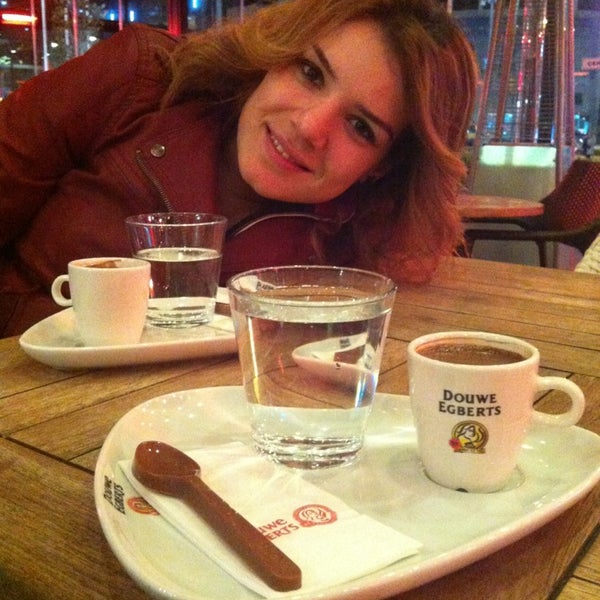 Das Foto wurde bei Douwe Egberts Coffee &amp; Restaurant von Ümmügülsüm Y. am 3/12/2013 aufgenommen