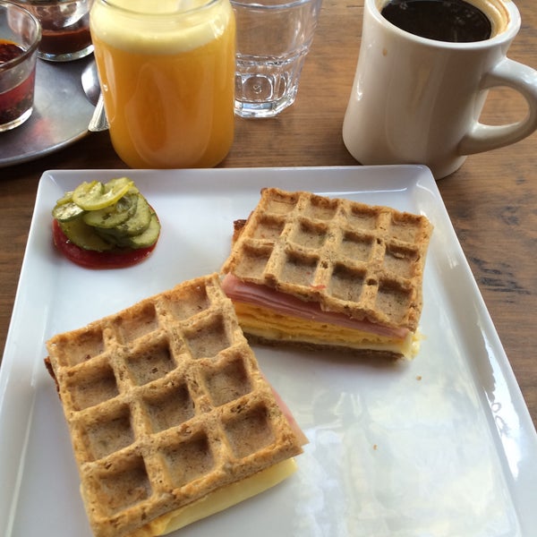 Das Foto wurde bei Frëims Sándwiches Cuadriculados von Kam O. am 4/3/2016 aufgenommen