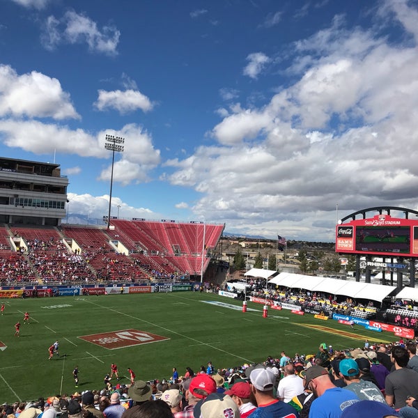 รูปภาพถ่ายที่ Sam Boyd Stadium โดย Olly เมื่อ 3/2/2019