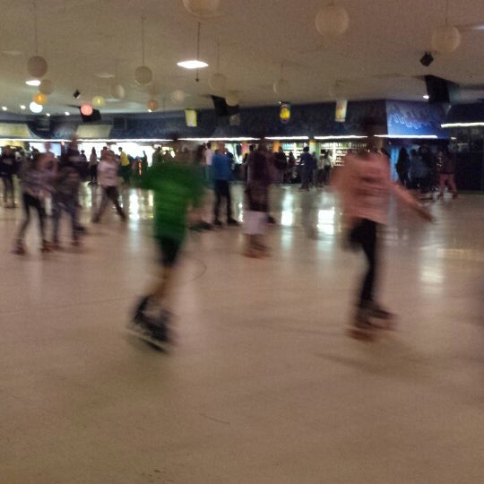 Foto tomada en Palace Roller Skating Rink  por Nate A. el 3/22/2014