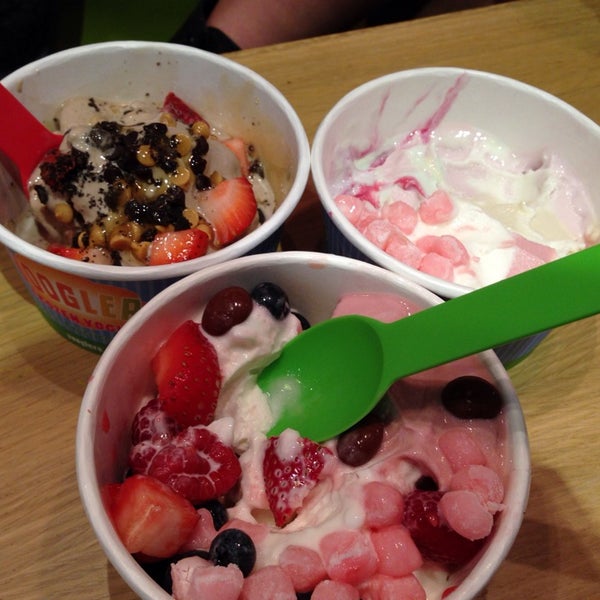 Снимок сделан в Yooglers Frozen Yogurt пользователем Midori K. 9/28/2013