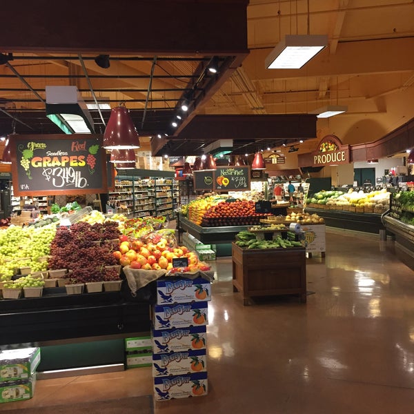 7/22/2016 tarihinde Philip T.ziyaretçi tarafından Metropolitan Market West Seattle (Admiral)'de çekilen fotoğraf