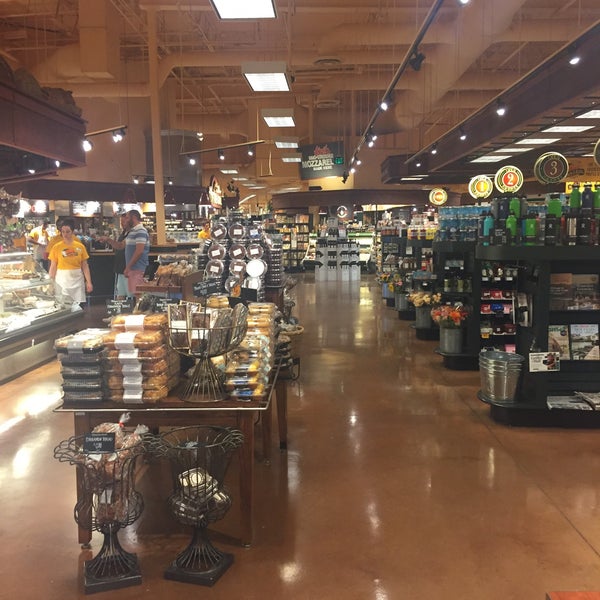 7/24/2016 tarihinde Philip T.ziyaretçi tarafından Metropolitan Market West Seattle (Admiral)'de çekilen fotoğraf