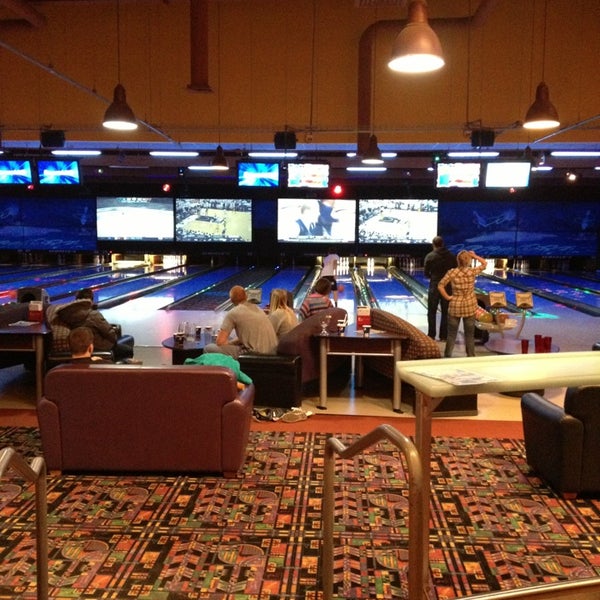 2/16/2013 tarihinde Joe F.ziyaretçi tarafından Sempeck&#39;s Bowling &amp; Entertainment'de çekilen fotoğraf