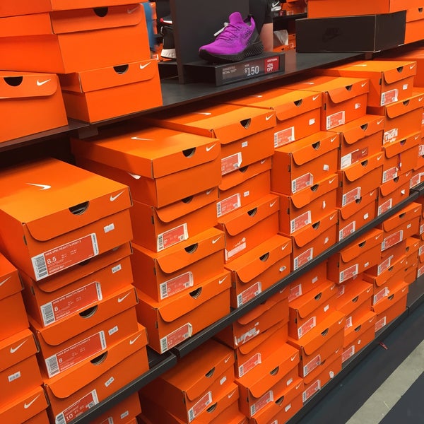 nike outlet university hill
