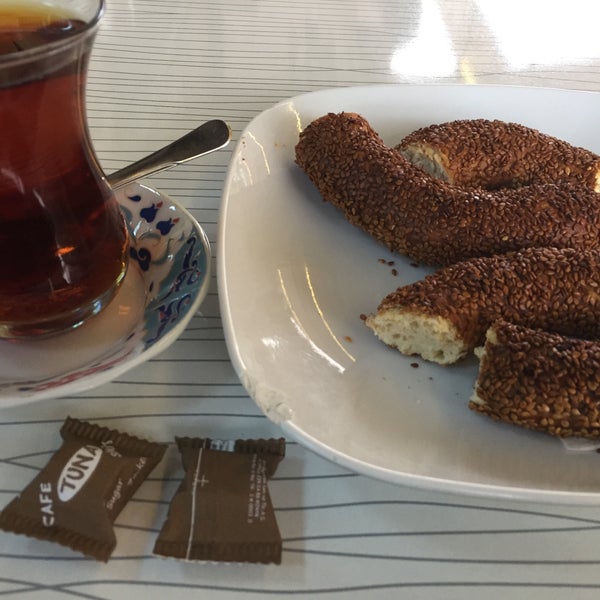 รูปภาพถ่ายที่ Tuna Simit Cafe โดย Yücel B. เมื่อ 3/1/2015