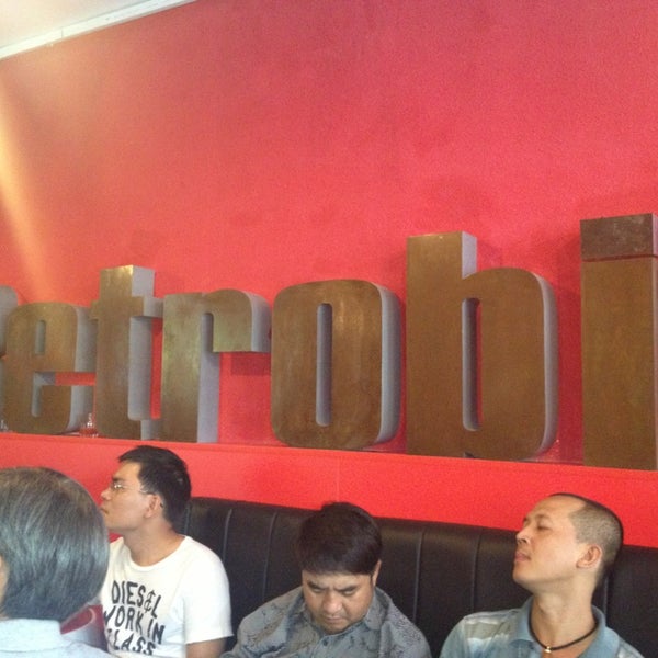 Foto diambil di Retrobite Diner Cafe oleh Vu T. pada 3/9/2013