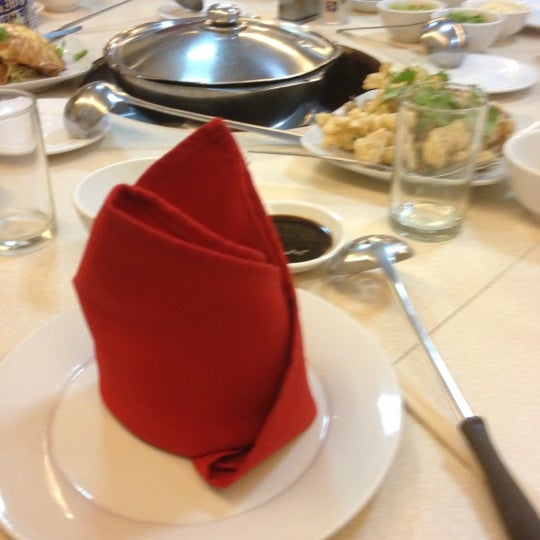 Photo taken at Tien Tien Hotpot Restaurant by Norihiro T. on 12/13/2012