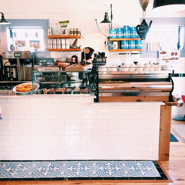 รูปภาพถ่ายที่ CommonWealth Coffeehouse &amp; Bakery โดย Victoria M. เมื่อ 2/25/2015