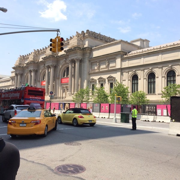 Photo taken at The Metropolitan Museum of Art Store at Rockefeller Center by ฟะเลมม เ. on 7/8/2014