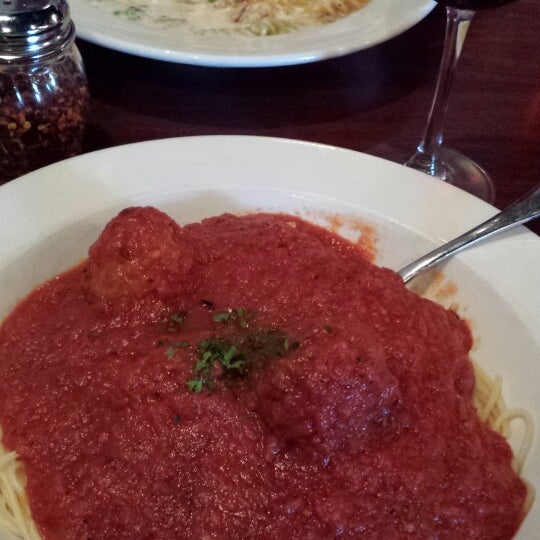 Снимок сделан в CD Roma Restaurant пользователем Manny-Kaye G. 4/27/2014