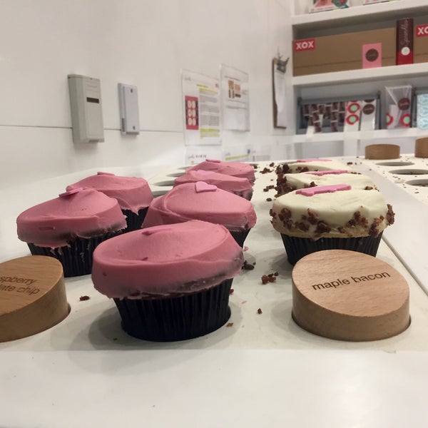 Photo taken at Sprinkles Americana by Cakes on 2/19/2017