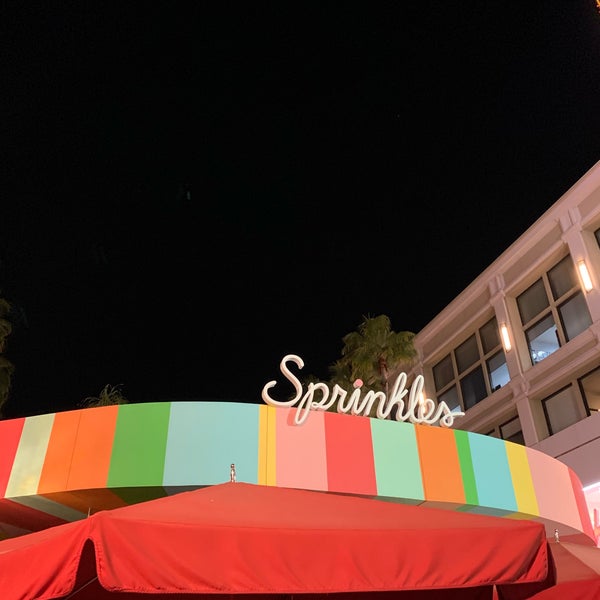 Photo taken at Sprinkles Americana by Cakes on 3/9/2019