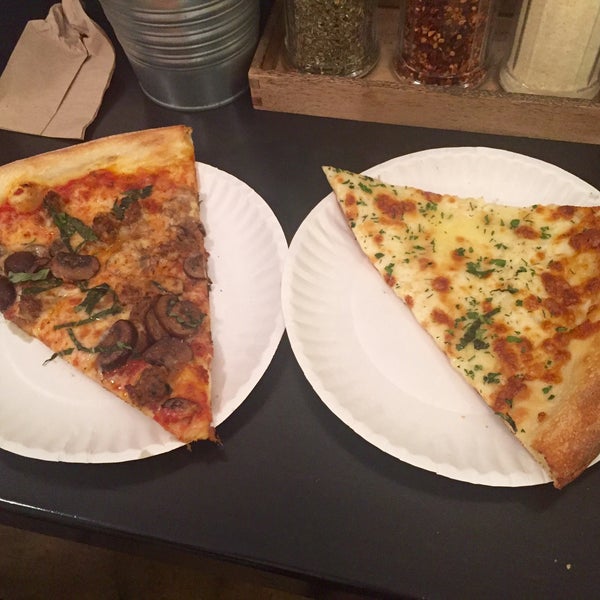 Foto scattata a Prime Pizza da Cakes il 10/10/2015