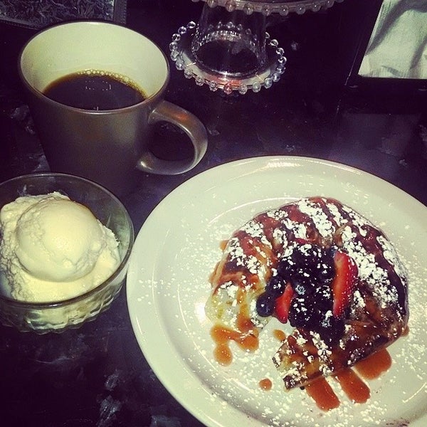 Photo taken at Moloko The Art of Crepe and Coffee by Yasmin A. P. on 6/4/2014