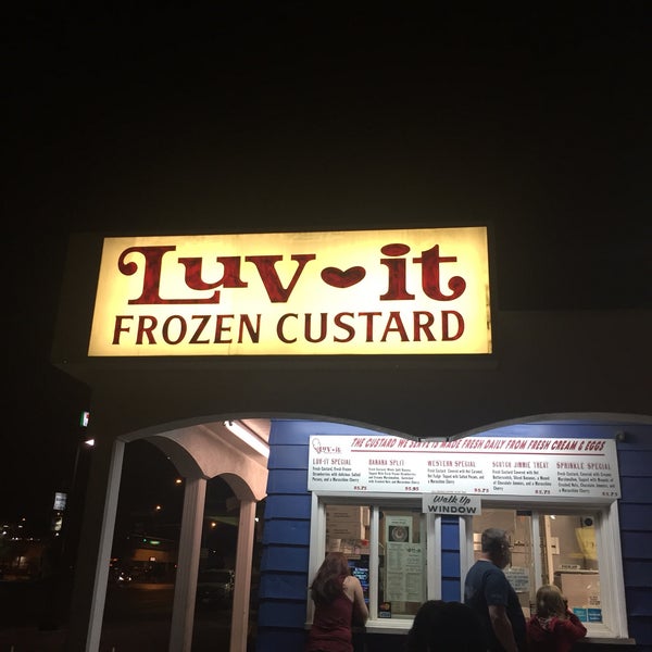 11/5/2017 tarihinde Kalynn H.ziyaretçi tarafından Luv-It Frozen Custard'de çekilen fotoğraf