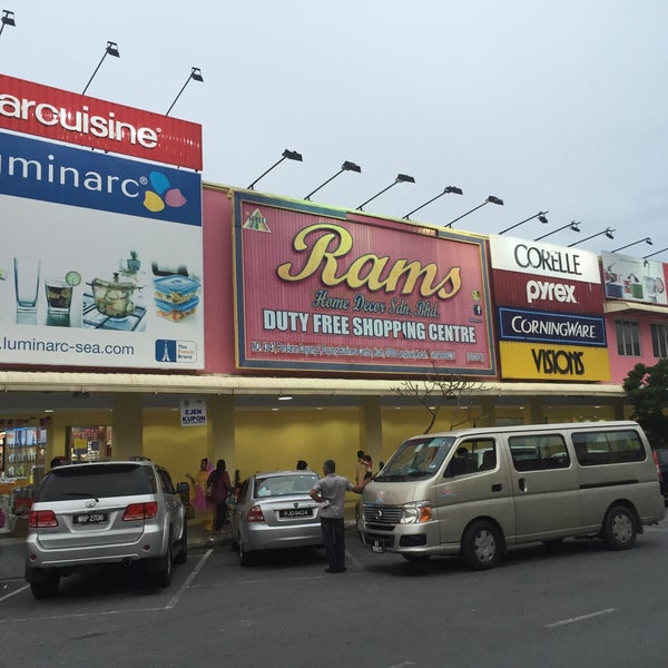 Foto tirada no(a) Rams Home Decor Sdn. Bhd. (Duty Free Shopping) por Hisham H. em 5/22/2016
