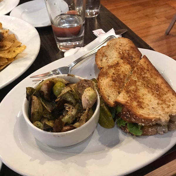 Foto tomada en Chicago Diner  por Ellen D. el 5/21/2022