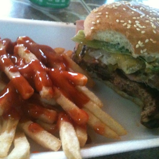 Foto scattata a Pepe&#39;s burger snacks     Cuando usted la prueba lo comprueba, La mejor! da Daniel L. il 10/20/2012