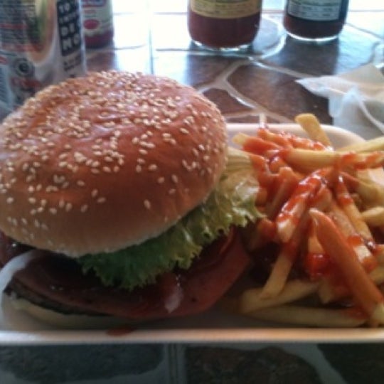 รูปภาพถ่ายที่ Pepe&#39;s burger snacks     Cuando usted la prueba lo comprueba, La mejor! โดย Daniel L. เมื่อ 10/11/2012