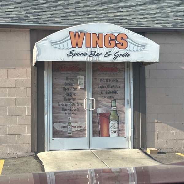 Foto tirada no(a) Wings Sports Bar &amp; Grille por JAMES S. em 4/11/2023