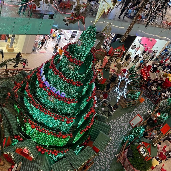 รูปภาพถ่ายที่ Ágora Mall โดย Mite N. เมื่อ 11/20/2021