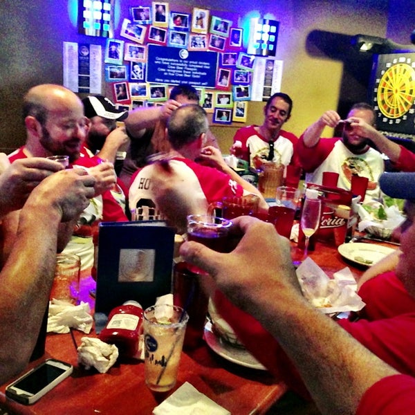 6/9/2013 tarihinde Mike M.ziyaretçi tarafından Crew Bar and Grill'de çekilen fotoğraf