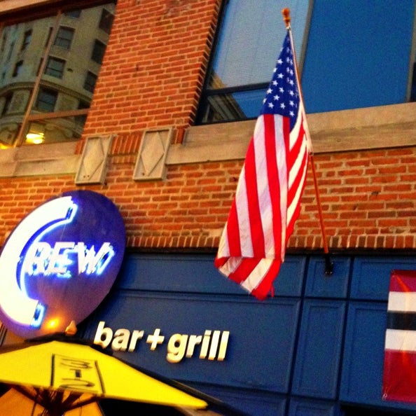 Foto diambil di Crew Bar and Grill oleh Mike M. pada 7/13/2013