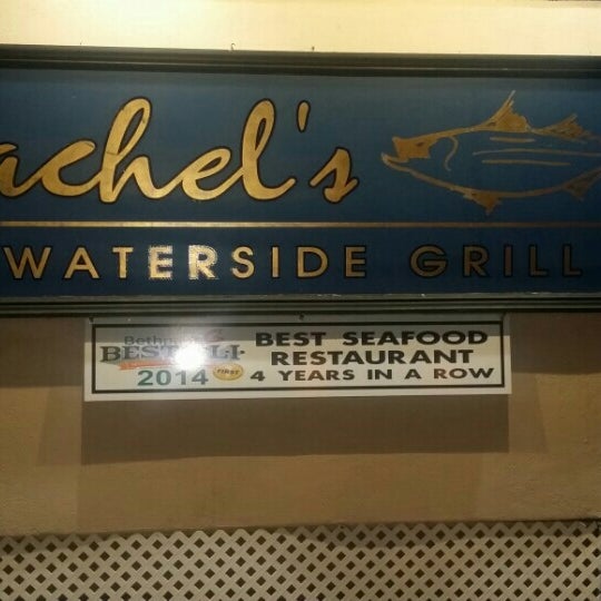 รูปภาพถ่ายที่ Rachel&#39;s Waterside Grill โดย Brinda เมื่อ 6/1/2016