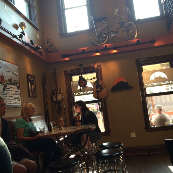 Foto scattata a Vango&#39;s Pizza &amp; Cocktail Lounge da Ryan C. il 7/17/2014