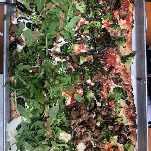 Foto scattata a Adrienne&#39;s Pizza Bar da Dia H. il 6/7/2019
