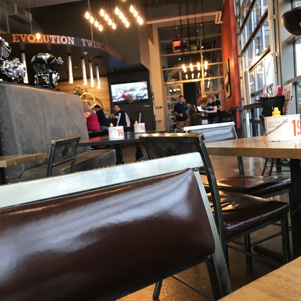 6/15/2018 tarihinde Scott C.ziyaretçi tarafından MOTOR Bar &amp; Restaurant'de çekilen fotoğraf